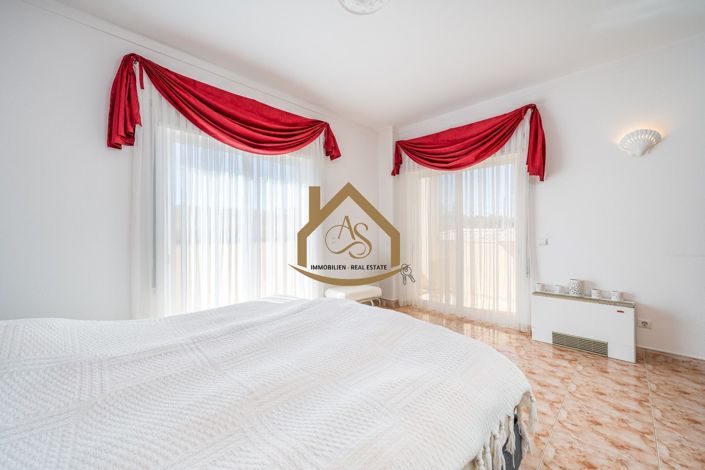 Image No.19-3 Bed Villa for sale