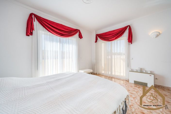 Image No.19-3 Bed Villa for sale