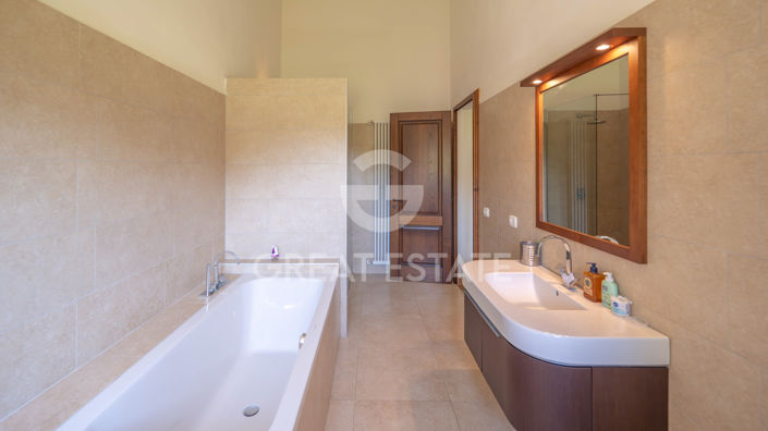 Image No.32-6 Bed Country House for sale