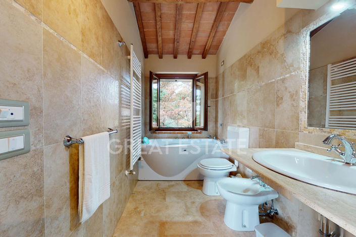 Image No.29-24 Bed Country House for sale