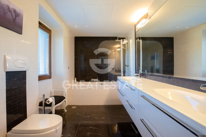 Image No.40-6 Bed Country House for sale