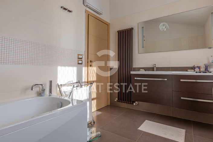 Image No.40-3 Bed Country House for sale