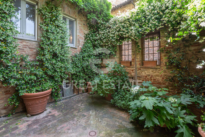 Image No.15-4 Bed Property for sale