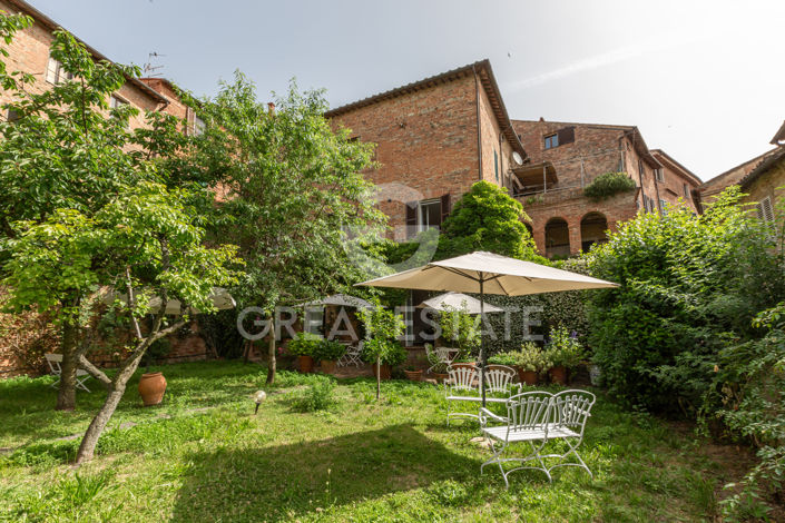 Image No.4-4 Bed Property for sale