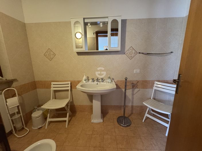 Image No.18-6 Bed Country House for sale