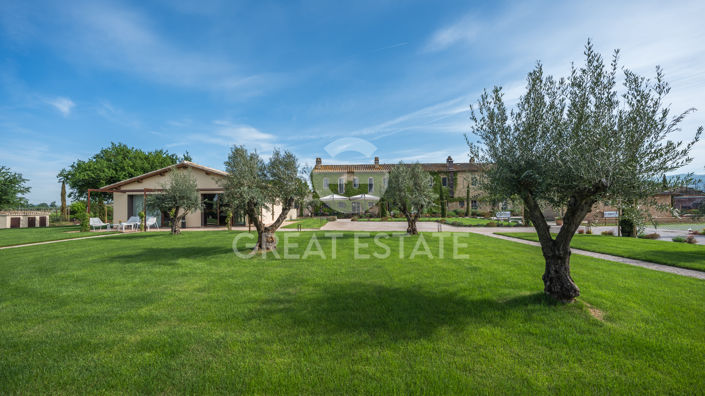 Image No.4-21 Bed Farmhouse for sale