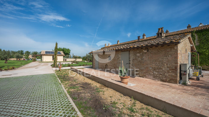 Image No.33-21 Bed Farmhouse for sale