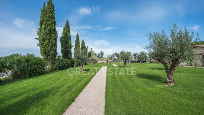 Image No.37-21 Bed Farmhouse for sale