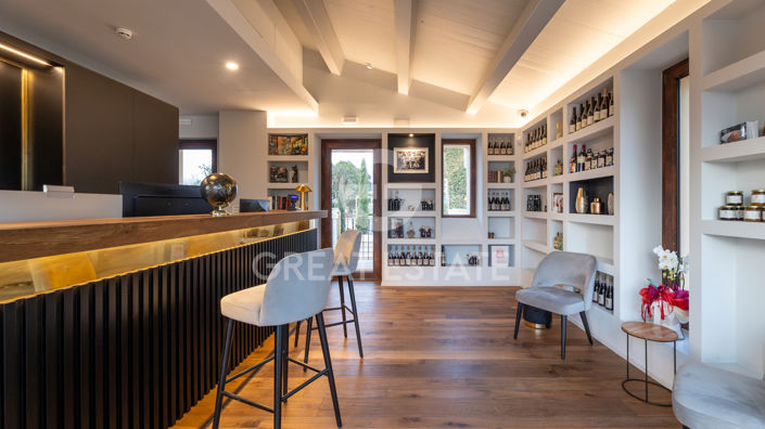 Image No.6-21 Bed Farmhouse for sale