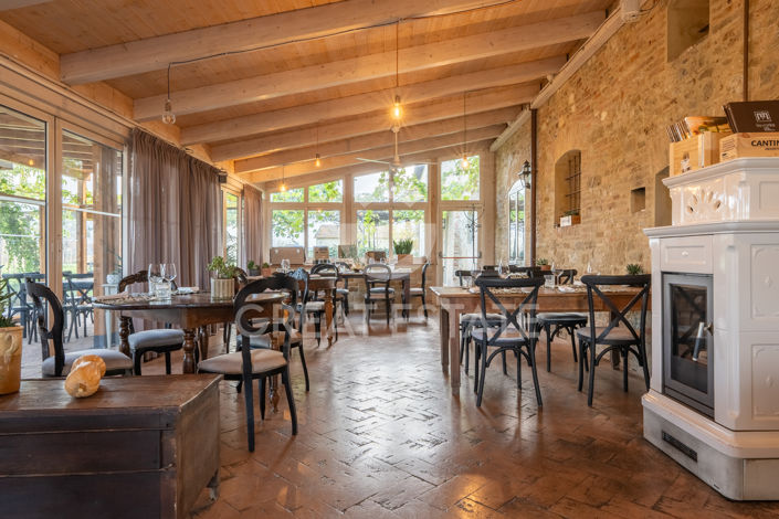 Image No.56-21 Bed Farmhouse for sale