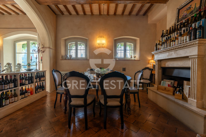 Image No.61-21 Bed Farmhouse for sale