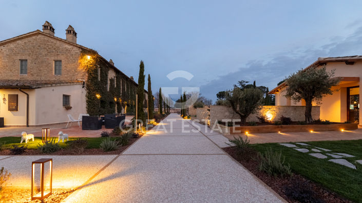 Image No.8-21 Bed Farmhouse for sale