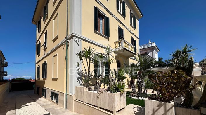 Image No.10-14 Bed Villa for sale