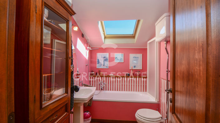 Image No.10-4 Bed Property for sale