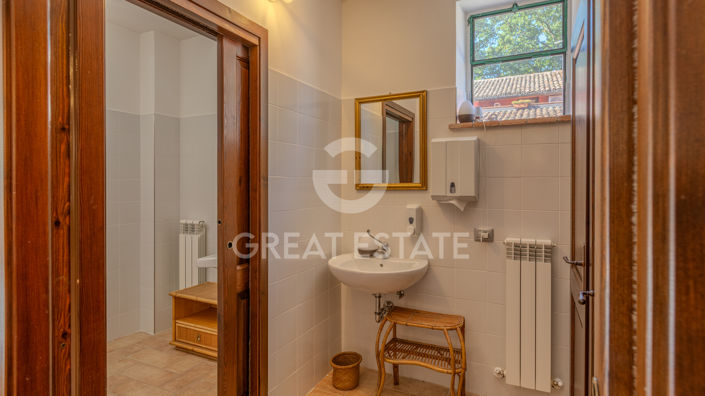 Image No.29-14 Bed Farmhouse for sale