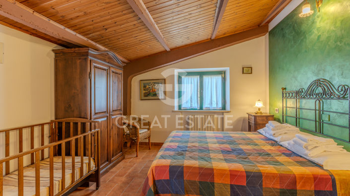 Image No.47-14 Bed Farmhouse for sale