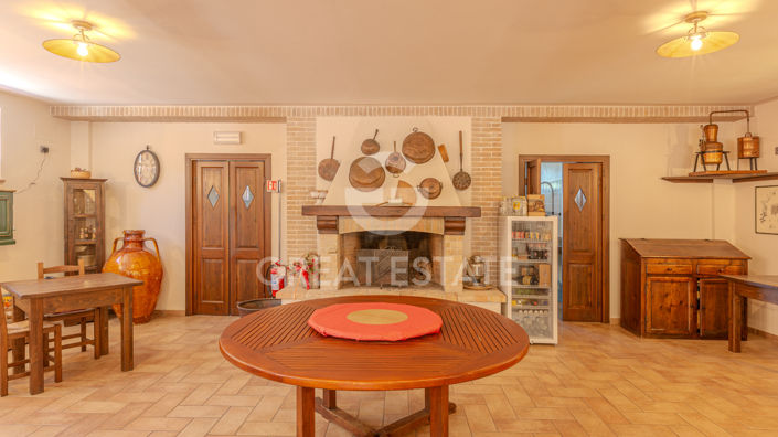 Image No.6-14 Bed Farmhouse for sale