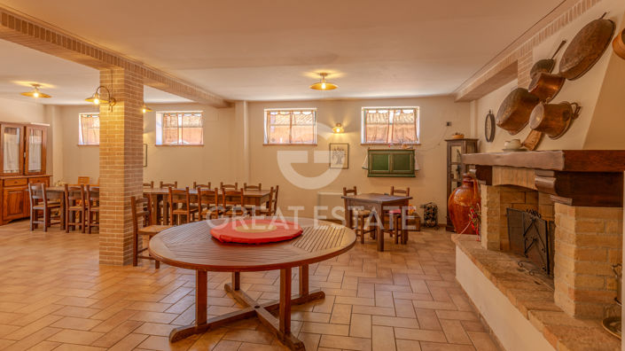 Image No.7-14 Bed Farmhouse for sale