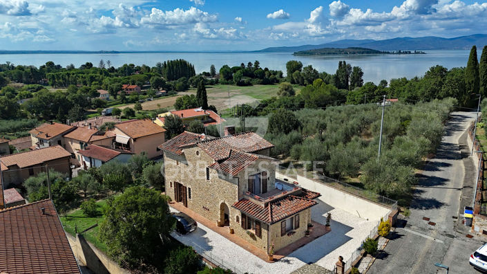 Image No.2-Maison de campagne de 3 chambres à vendre à Magione