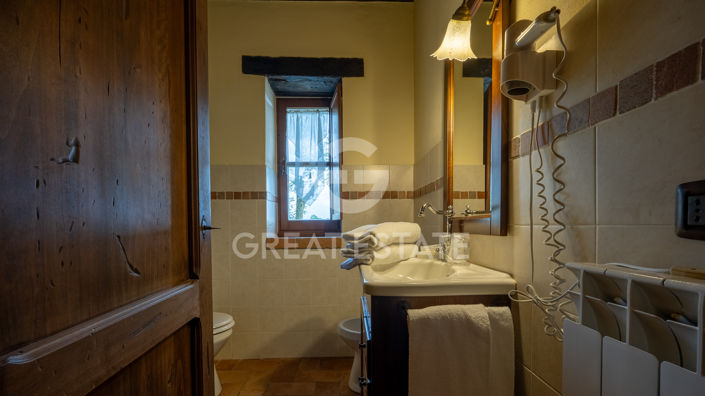 Image No.21-13 Bed Farmhouse for sale