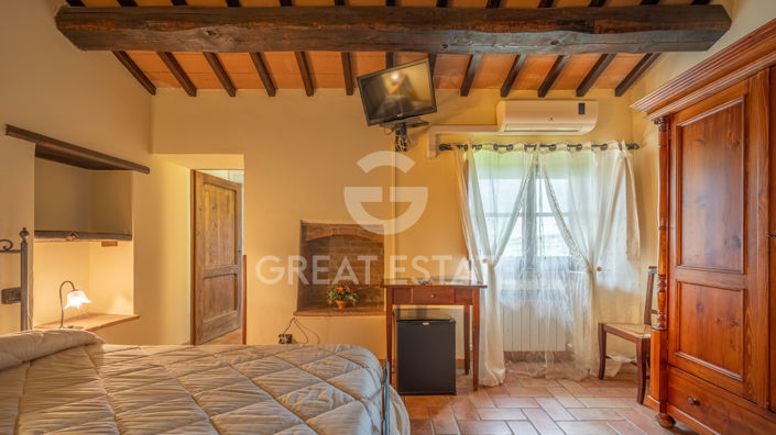 Image No.40-13 Bed Farmhouse for sale