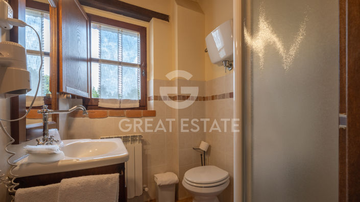 Image No.52-13 Bed Farmhouse for sale