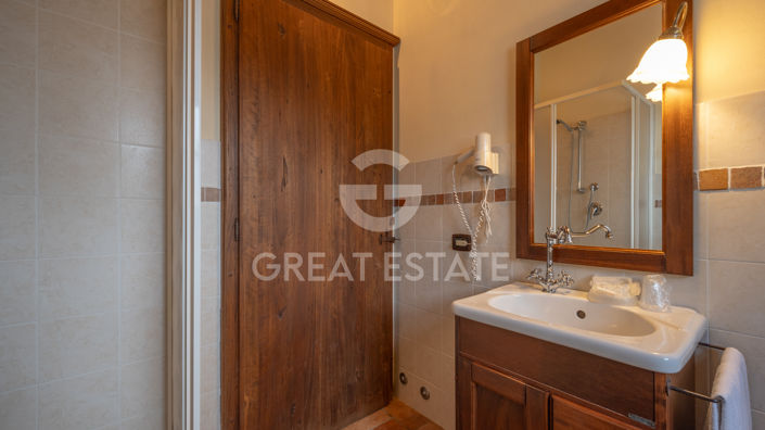 Image No.53-13 Bed Farmhouse for sale