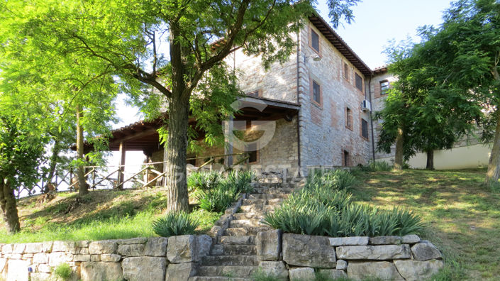 Image No.8-13 Bed Farmhouse for sale