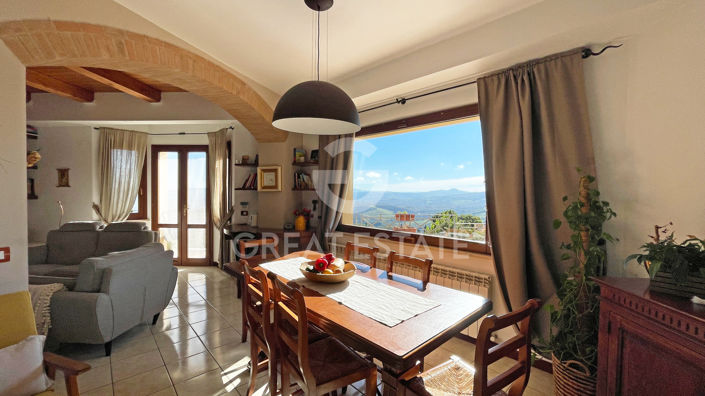 Image No.2-Maison de ville de 3 chambres à vendre à Sienne