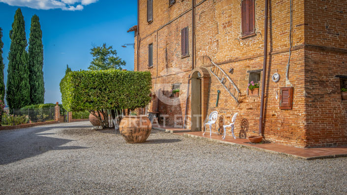 Image No.26-17 Bed Country House for sale