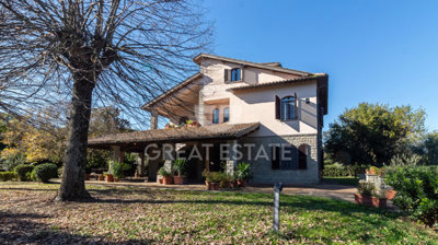 Maison de campagne de 5 chambres à vendre à Terni
