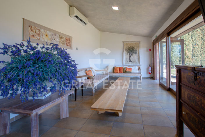 Image No.25-30 Bed Farmhouse for sale