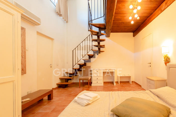 Image No.33-30 Bed Farmhouse for sale