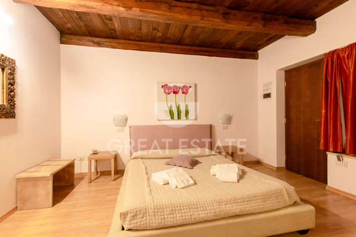 Image No.37-30 Bed Farmhouse for sale