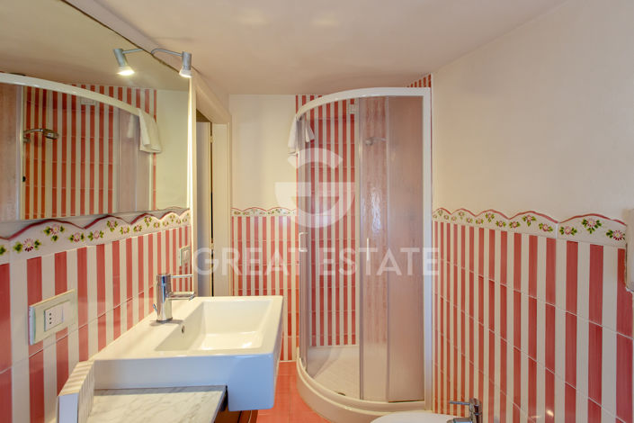 Image No.39-30 Bed Farmhouse for sale