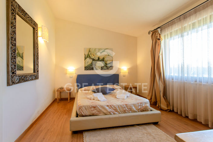 Image No.40-30 Bed Farmhouse for sale