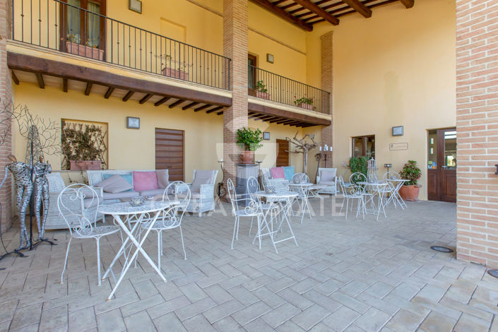 Image No.5-30 Bed Farmhouse for sale