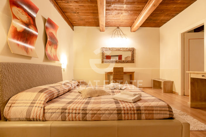 Image No.42-30 Bed Farmhouse for sale