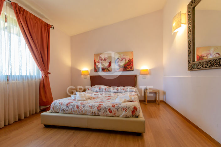 Image No.43-30 Bed Farmhouse for sale