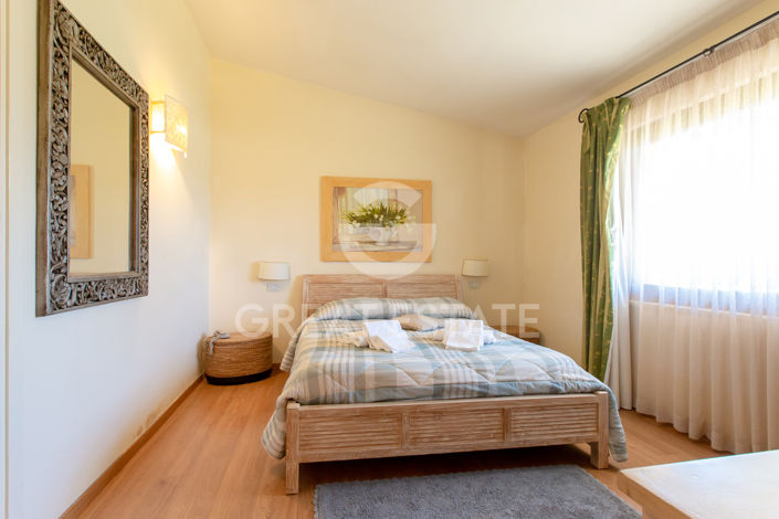 Image No.44-30 Bed Farmhouse for sale