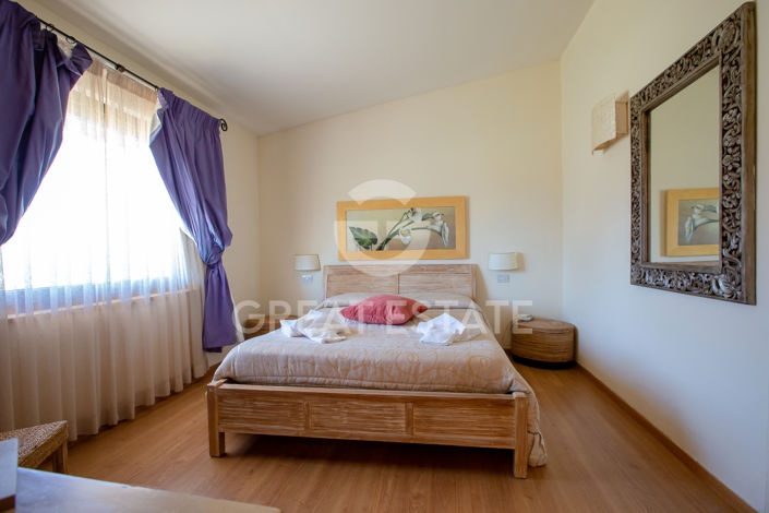 Image No.47-30 Bed Farmhouse for sale