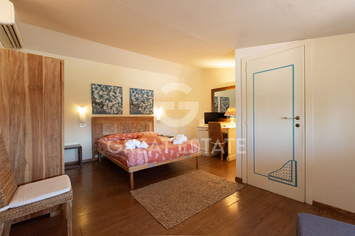 Image No.48-30 Bed Farmhouse for sale