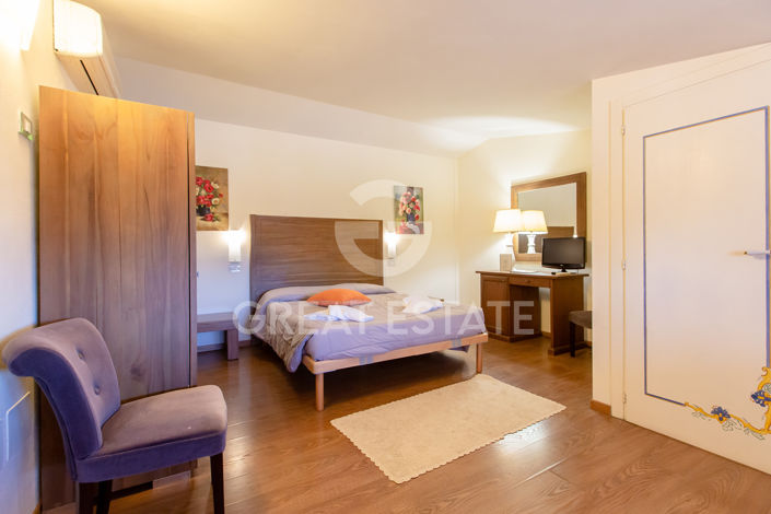 Image No.49-30 Bed Farmhouse for sale