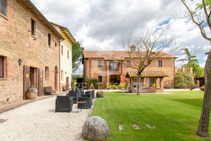 Image No.11-18 Bed Country House for sale