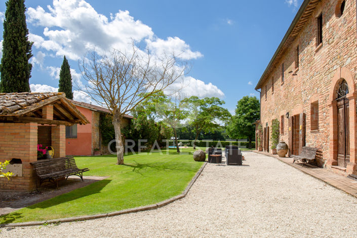 Image No.19-18 Bed Country House for sale