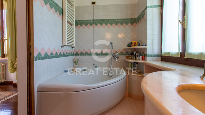 Image No.29-11 Bed Villa for sale