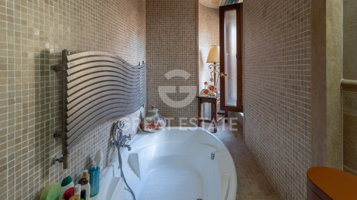 Image No.14-3 Bed Property for sale