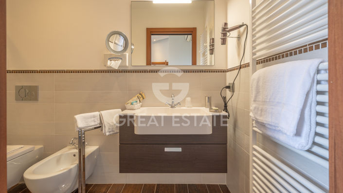 Image No.38-8 Bed Country House for sale