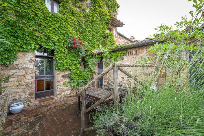 Image No.18-19 Bed Country House for sale