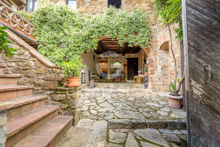 Image No.19-19 Bed Country House for sale